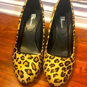 Tigre print shoes .